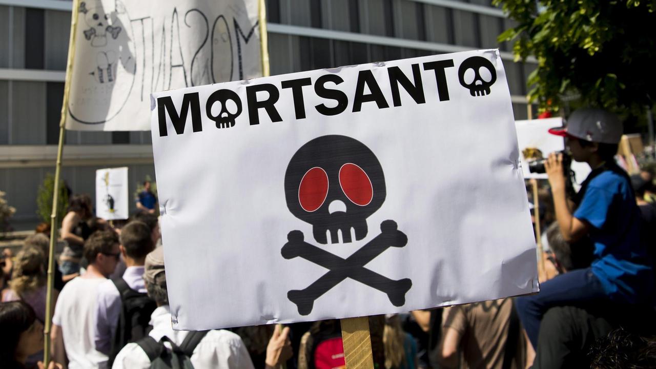 Proteste vor der europäischen Firmenzentrale von  Monsanto im schweizerischen Morges.