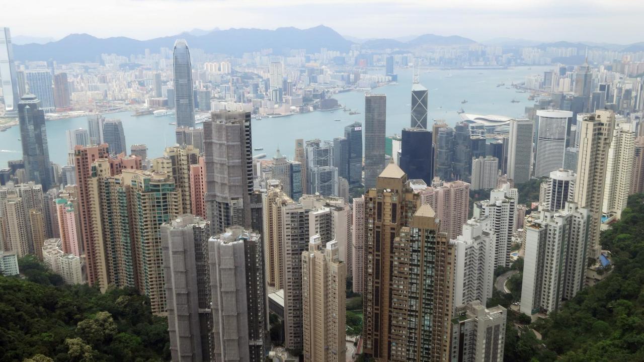 Blick vom Victoria-Berg auf die südchinesische Sonderverwaltungszone Hongkong mit ihren Wolkenkratzern im Mündungsgebiet des Perlflusses.