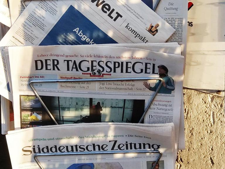 Tageszeitungen an einem Kiosk