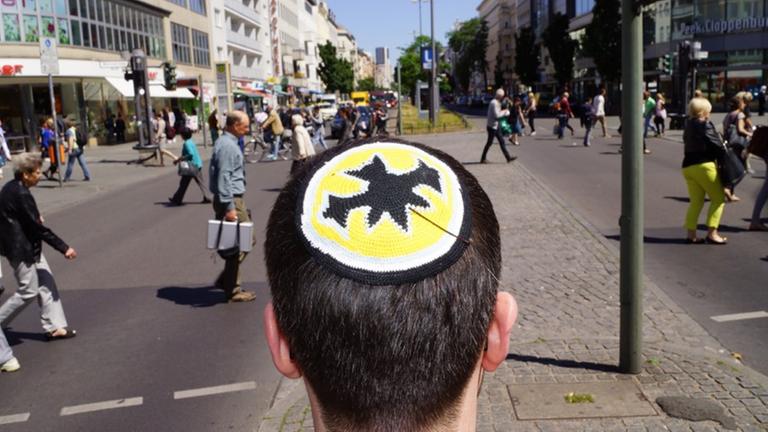 Ein Mann mit Kippa geht durch die Stadt
