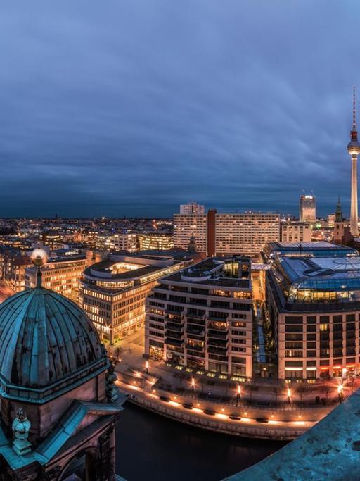 Blick über die Dächer des illuminierten Berlins.