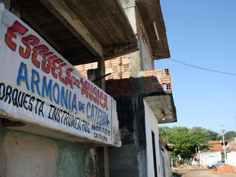 Das Schild am Eingang der "Escuela de Música" in der Armensiedlung Bañado in Paraguays Hauptstadt Asunción.