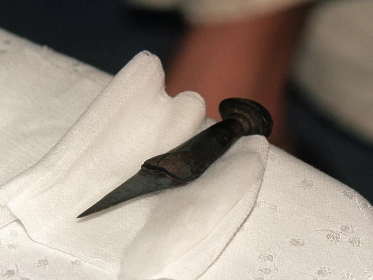 Das Messer einer früheren Beschneiderin liegt bei einer Informationsveranstaltung in Dakar, Senegal, auf dem Tisch (Foto vom 24.4.2002). Das Beschneidungsritual ist seit 1999 im Senegal verboten, wird aber vor allem auf dem Land heimlich weiter ausgeführt.