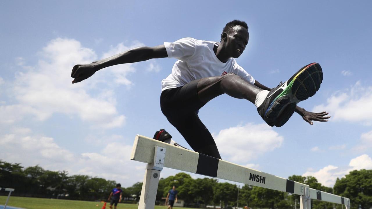 Der südsudanesische Leichtathlet Joseph Akoon beim Training in Maebashi.