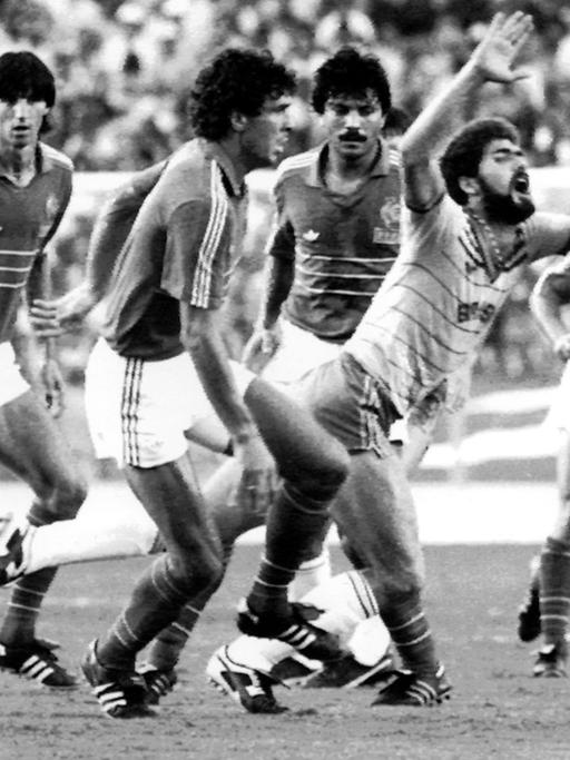 Der brasilianische Stürmer Tita (2.v.r) beim Olympischen Fußballturnier am 11. August 1984