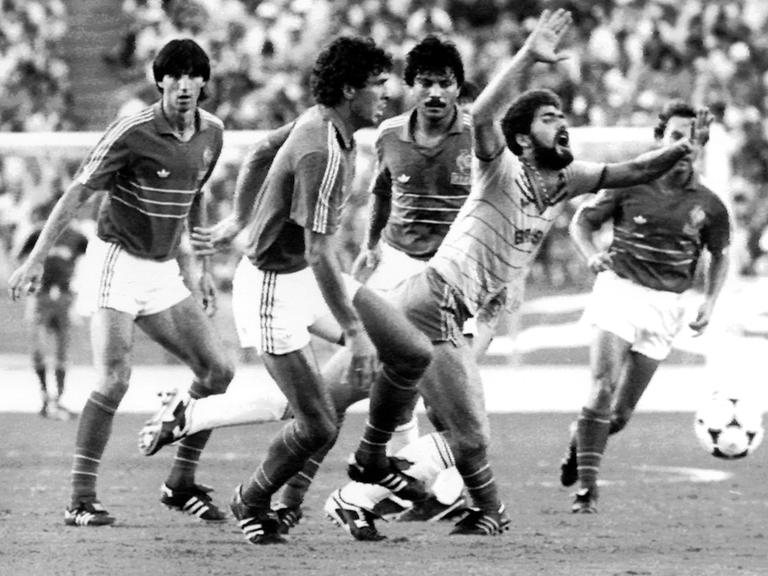 Der brasilianische Stürmer Tita (2.v.r) beim Olympischen Fußballturnier am 11. August 1984