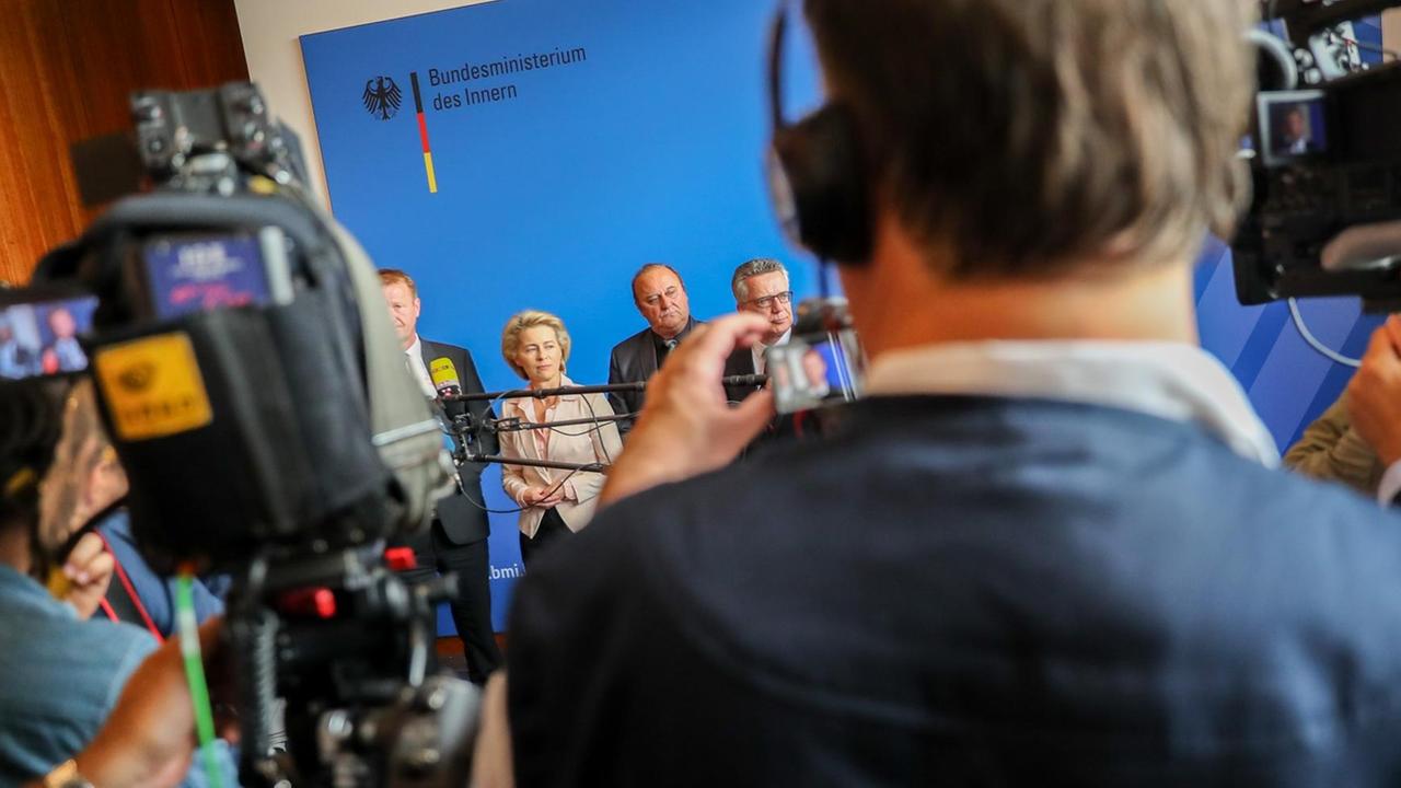 Journalisten bei einer Pressekonferenz mit Ursula von der Leyen. Klaus Bouillon und Thomas de Maizière