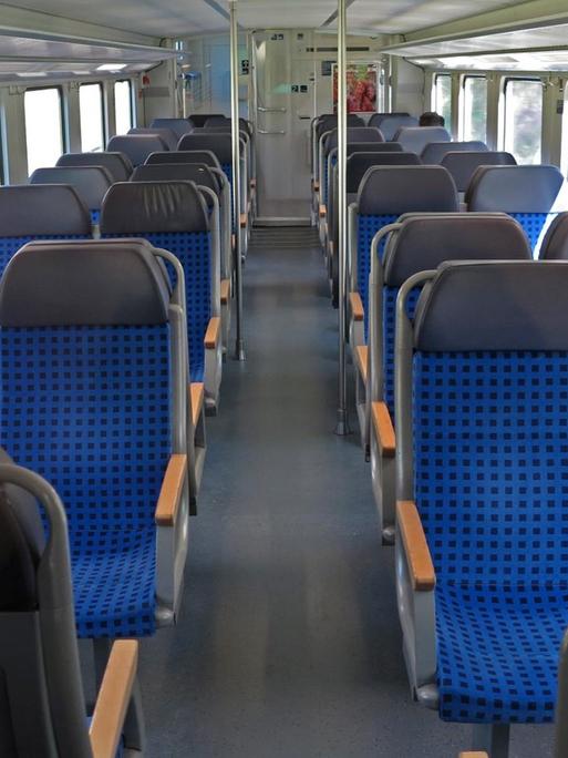 Ein leeres Abteil eines Regionalzuges.