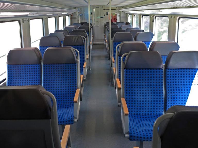 Ein leeres Abteil eines Regionalzuges.