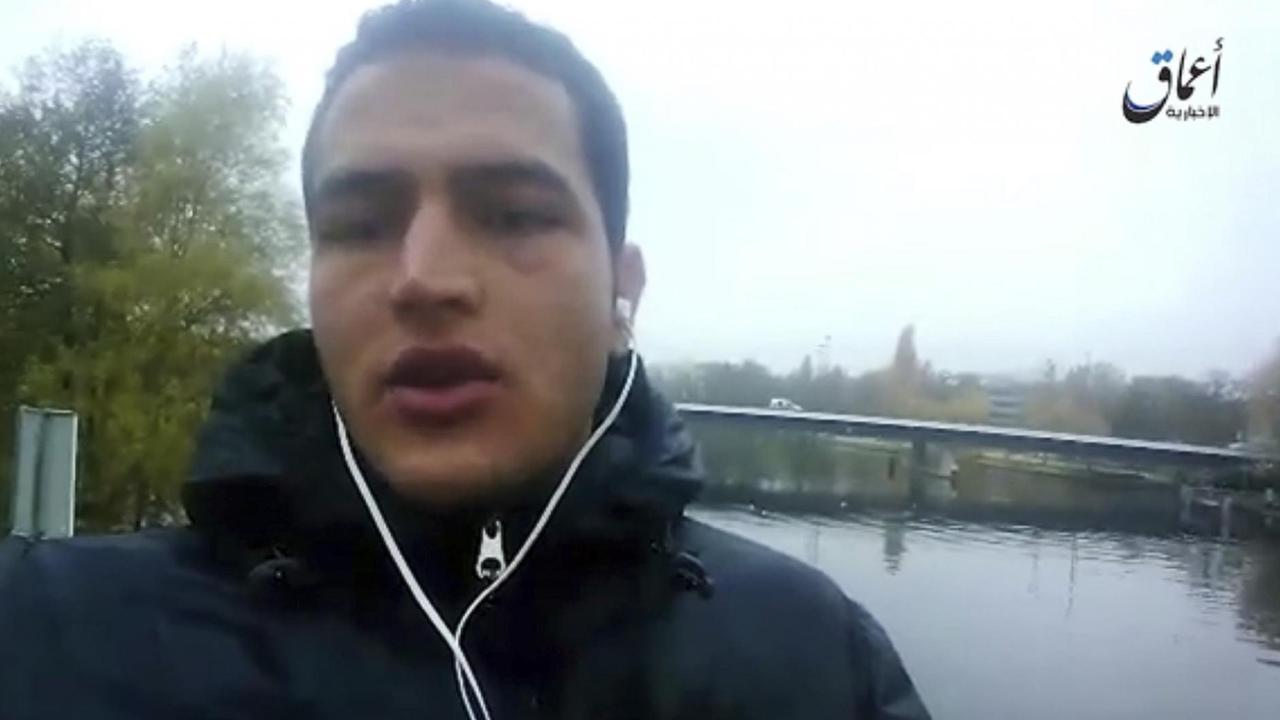 Propagandabild aus einem Video von Anis Amri, verbreitet von der Terrororganisation IS, aufgenommen in Berlin.
