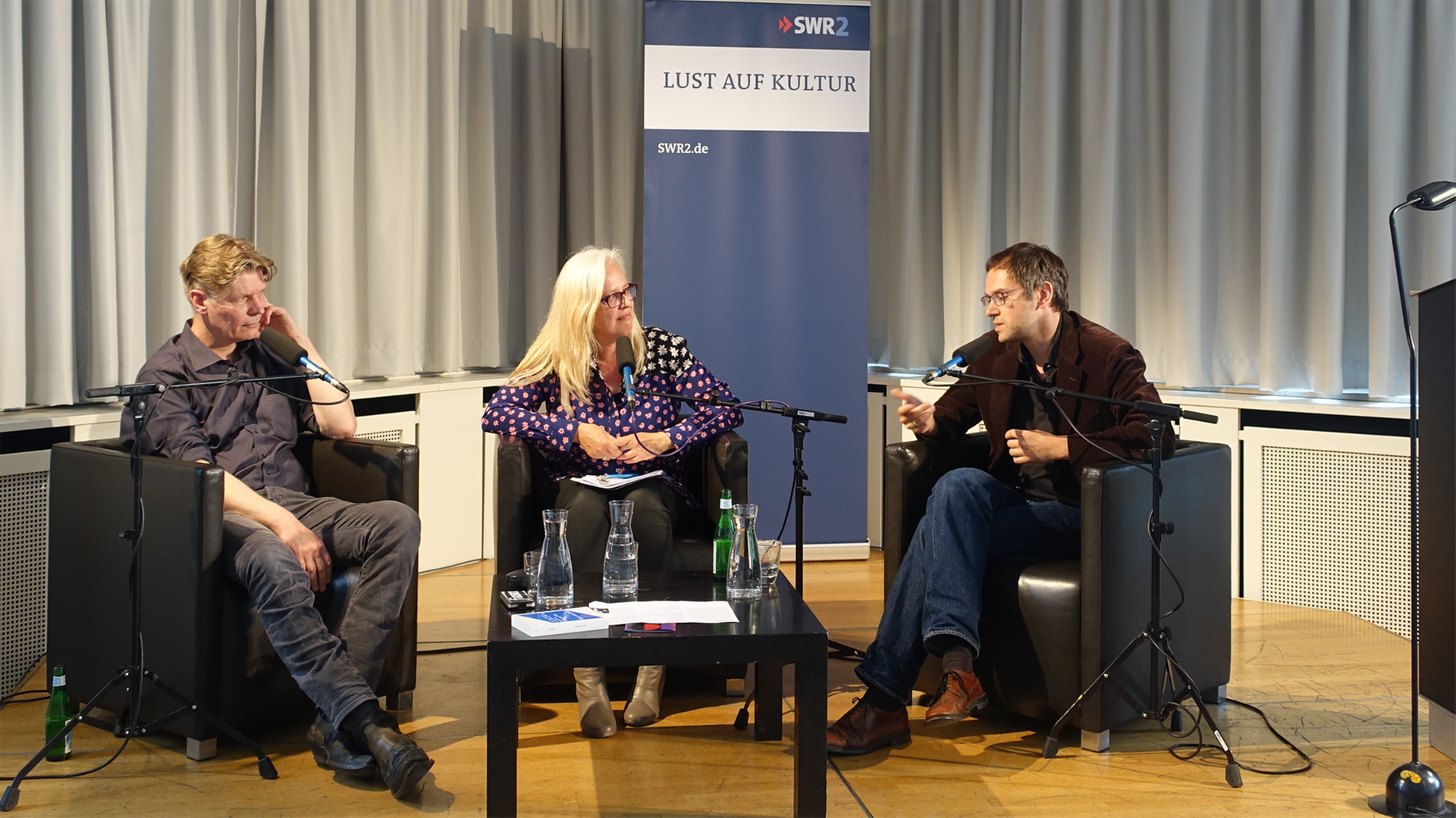 Die Verleger Tom Lamberty (Merve-Verlag, l) und Andreas Rötzer (Matthes & Seitz Berlin, r.) im Podiumsgespräch mit Barbara Schäfer (DLF) beim Forum Essay in Stuttgart.