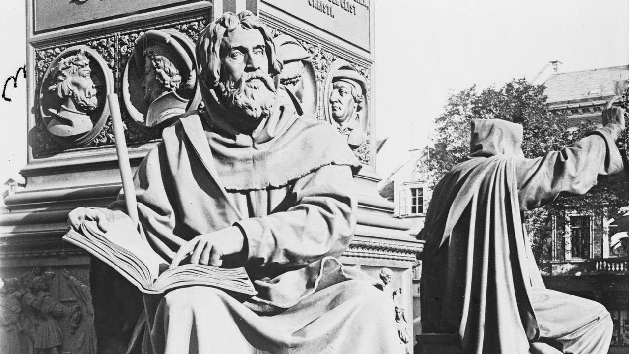 Der Wanderprediger Petrus Valdes als Skulptur am Martin-Luther-Denkmal in Worms