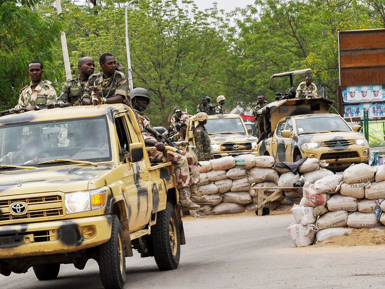 Mitglieder der nigerianischen Armee patrouillieren in Maiduguri