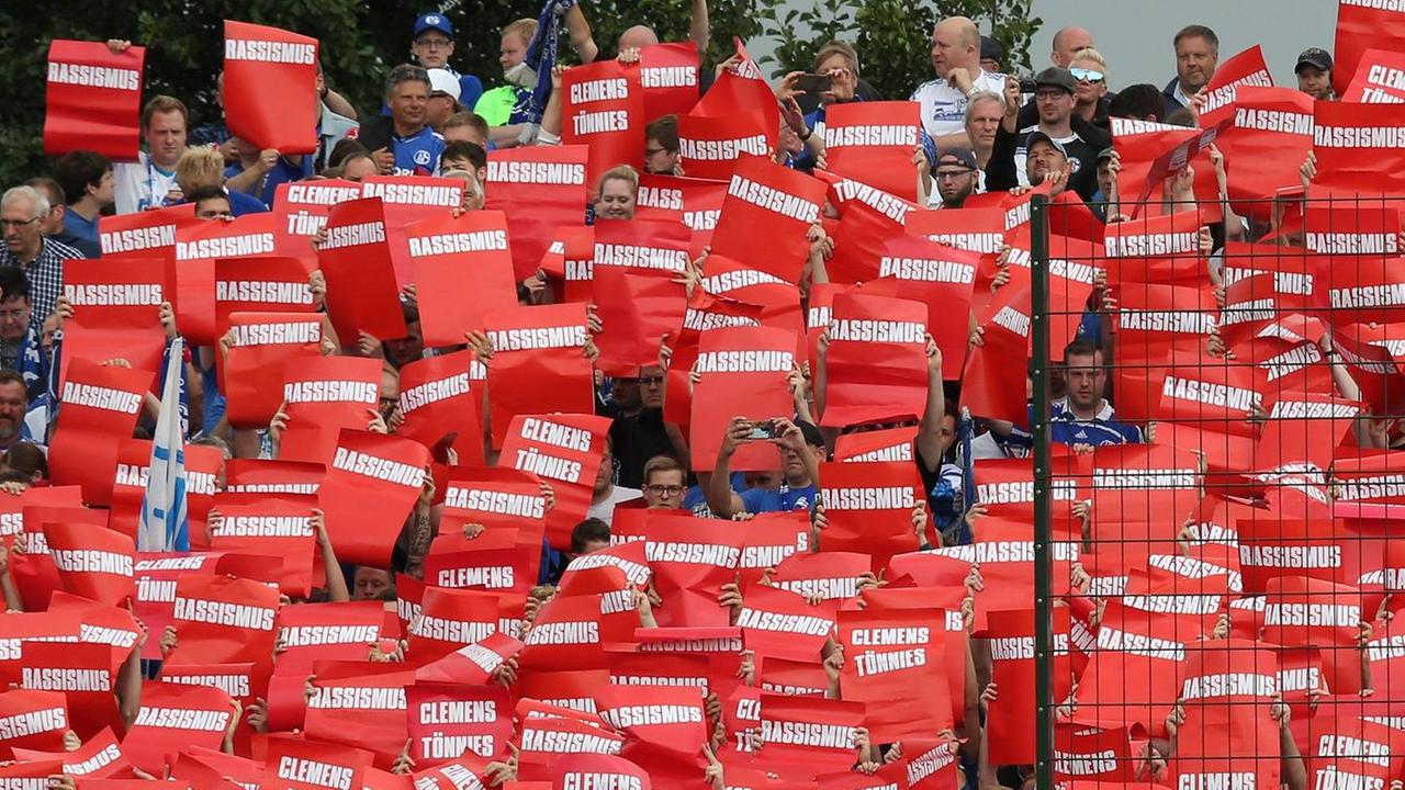 Schon früher haben Fans gegen Clemens Tönnies demonstriert: Im Stadion zeigten sie ihm die Rote Karte gegen Rassismus.
