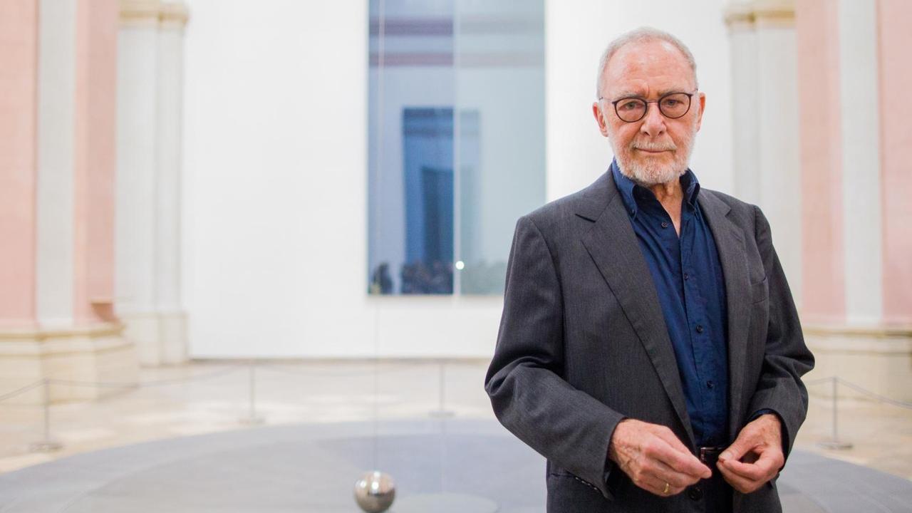 Der Künstler Gerhard Richter steht vor seinem Werk "Zwei Graue Doppelspiegel für ein Pendel".