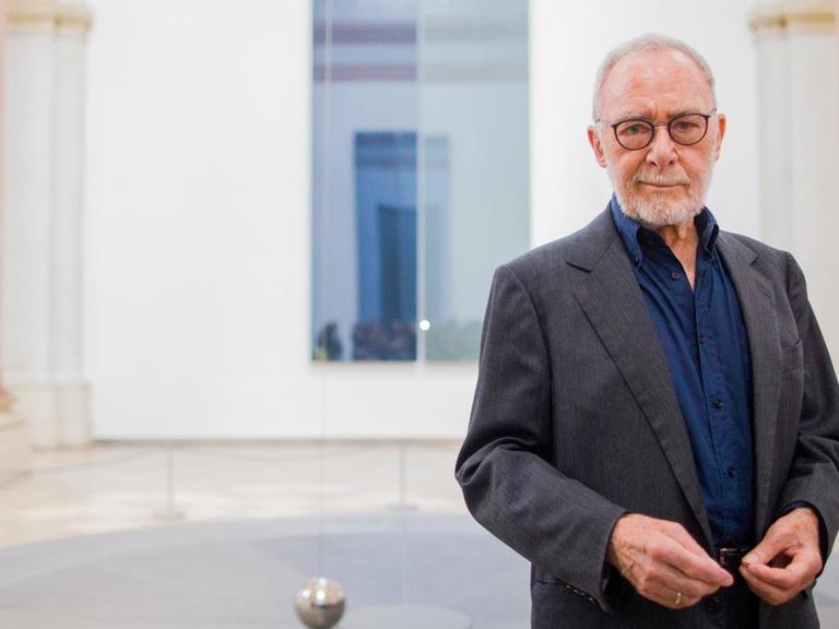 Der Künstler Gerhard Richter steht vor seinem Werk "Zwei Graue Doppelspiegel für ein Pendel".