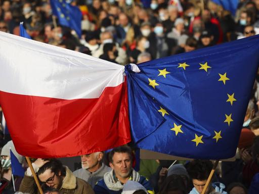 Die europäische und die polnische Flagge sind bei einer Pro-EU-Demonstration in Krakau aneinandergeknotet
