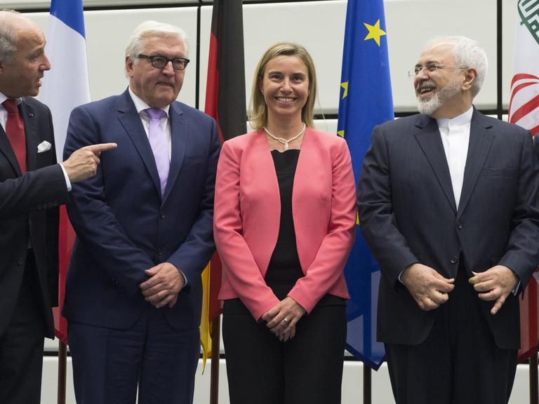 Nach der Atomeinigung: Der französische Außenminister Laurent Fabius, Bundesaußenminister Frank-Walter Steinmeier, die EU-Außenbeauftragte Federica Mogherini, der iranische Außenminister Mohammed Dschawad Sarif und Ali Akhbar Salehi von der iranischen Ato