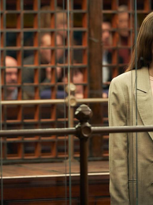 Szene aus dem Film "Official Secret". Keira Knightley steht alleine vor Gericht.