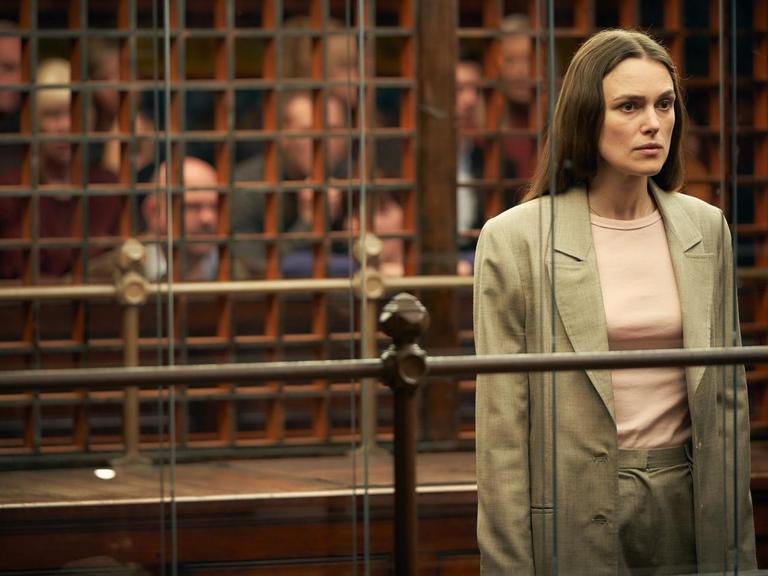Szene aus dem Film "Official Secret". Keira Knightley steht alleine vor Gericht.