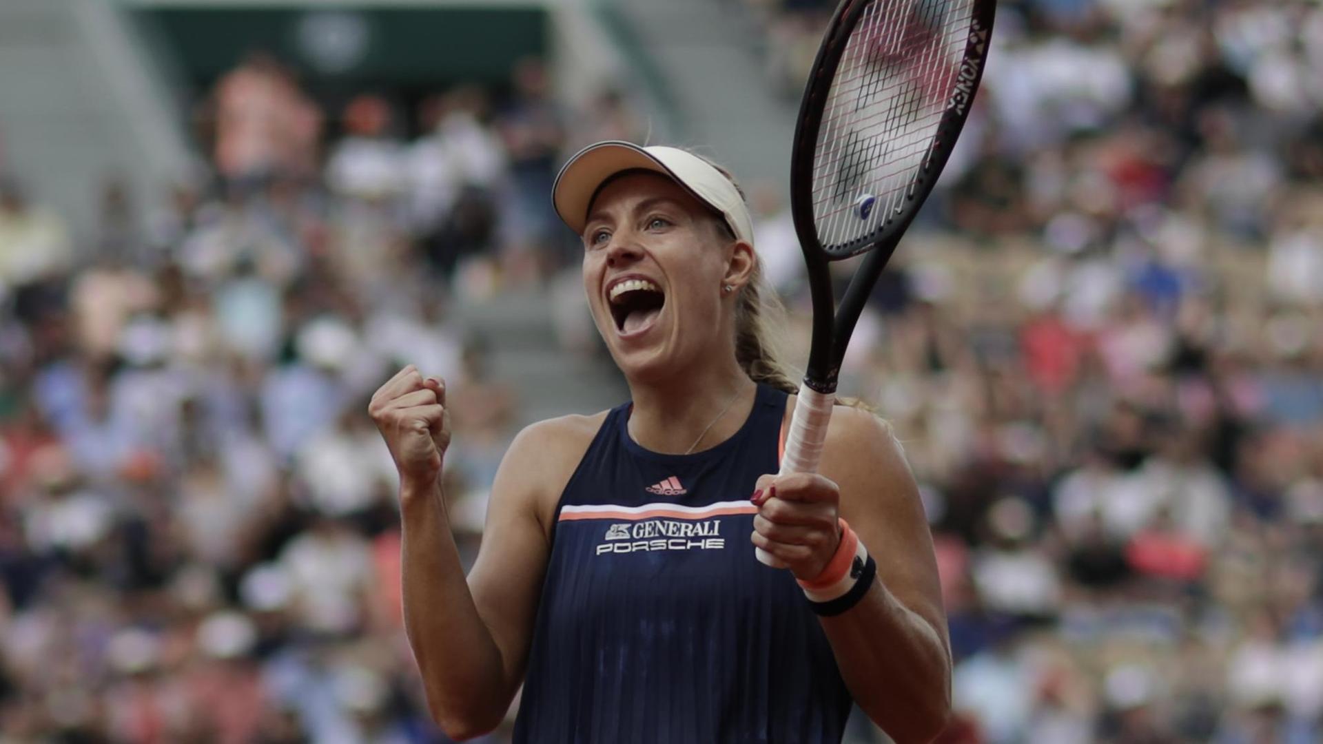 Angelique Kerber jubelt. In ihrer linken Hand hält sie einen Tennis-Schläger.