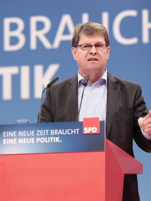 Ralf Stegner, Stellvertretender SPD-Vorsitzender und Vorsitzender der SPD Schleswig-Holstein, redet beim SPD-Parteitag zur Abstimmung über Koalitionsverhandlungen