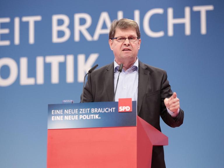 Ralf Stegner, Stellvertretender SPD-Vorsitzender und Vorsitzender der SPD Schleswig-Holstein, redet beim SPD-Parteitag zur Abstimmung über Koalitionsverhandlungen