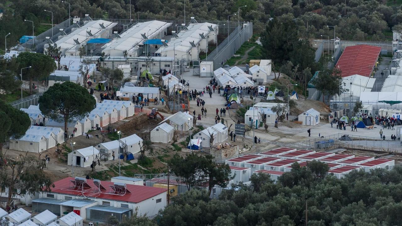 Blick auf das Flüchlingslager Moria auf der griechischen Insel Lesbos
