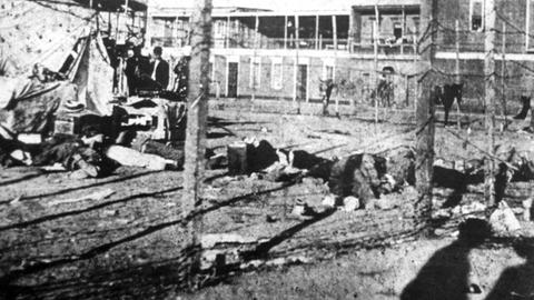 School Santa Maria de Iquique devastated 1907 Chile | Verwendung weltweit, Keine Weitergabe an Wiederverkäufer.