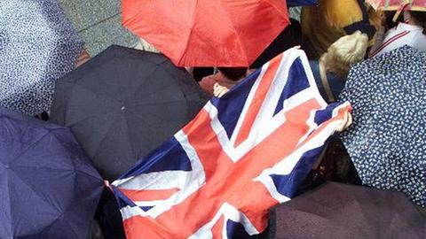 Schirm oder Union-Jack zum Schutz vor dem Regen sind derzeit in England selten nötig.
