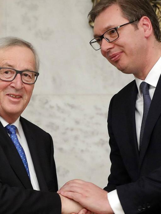 Der Präsident der europäischen Kommission, Jean-Claude Juncker, mit dem serbischen Präsidenten Aleksandar Vucic bei einer Pressekonferenz in Belgrad.