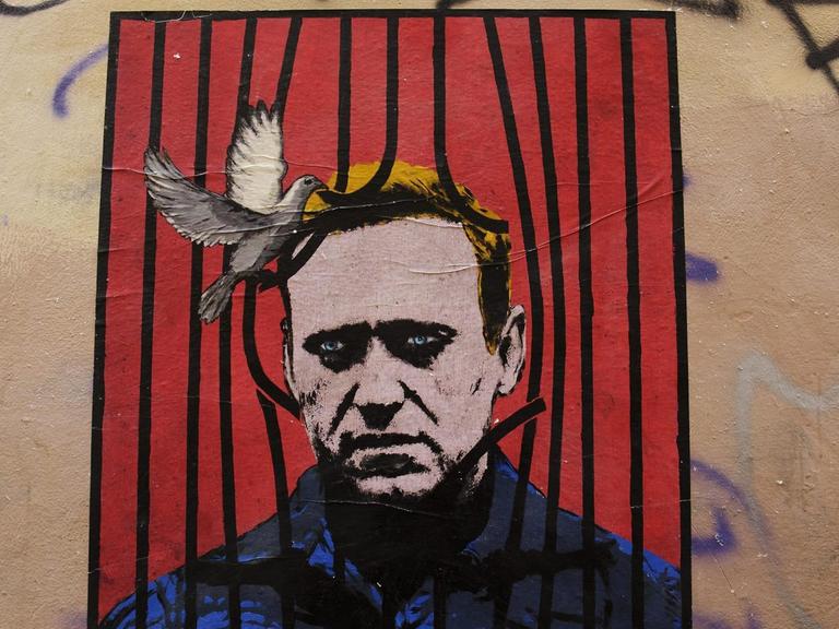 Ein Streetart-Bild in Rom zeigt den russischen Oppositionspolitiker hinter Gittern und eine Taube, die die Gitterstäbe mit ihrem Schnabel verbiegt.