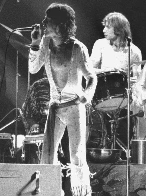 Die britische Rockgruppe Rolling Stones, mit Leadsänger Mick Jagger (M), bei ihrem Auftritt im Madison Square Garden in New York am 25.7.1972. Rechts der Gitarrist Keith Richards.