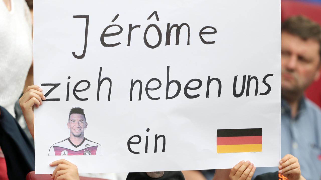 Deutsche Fußballfans zeigen vor Spielbeginn ein Plakat mit der Aufschrift "Jerome zieh neben uns ein" beim Länderspiel Deutschland - Slowakei in der WWK-Arena in Augsburg (Bayern).