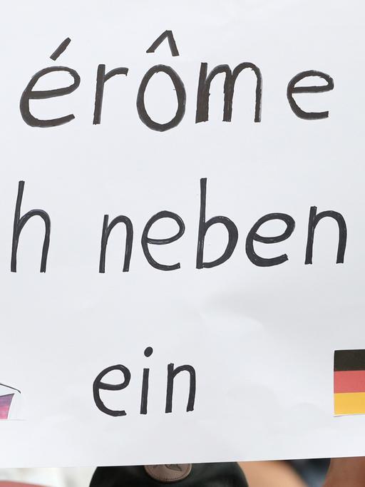 Deutsche Fußballfans zeigen vor Spielbeginn ein Plakat mit der Aufschrift "Jerome zieh neben uns ein" 