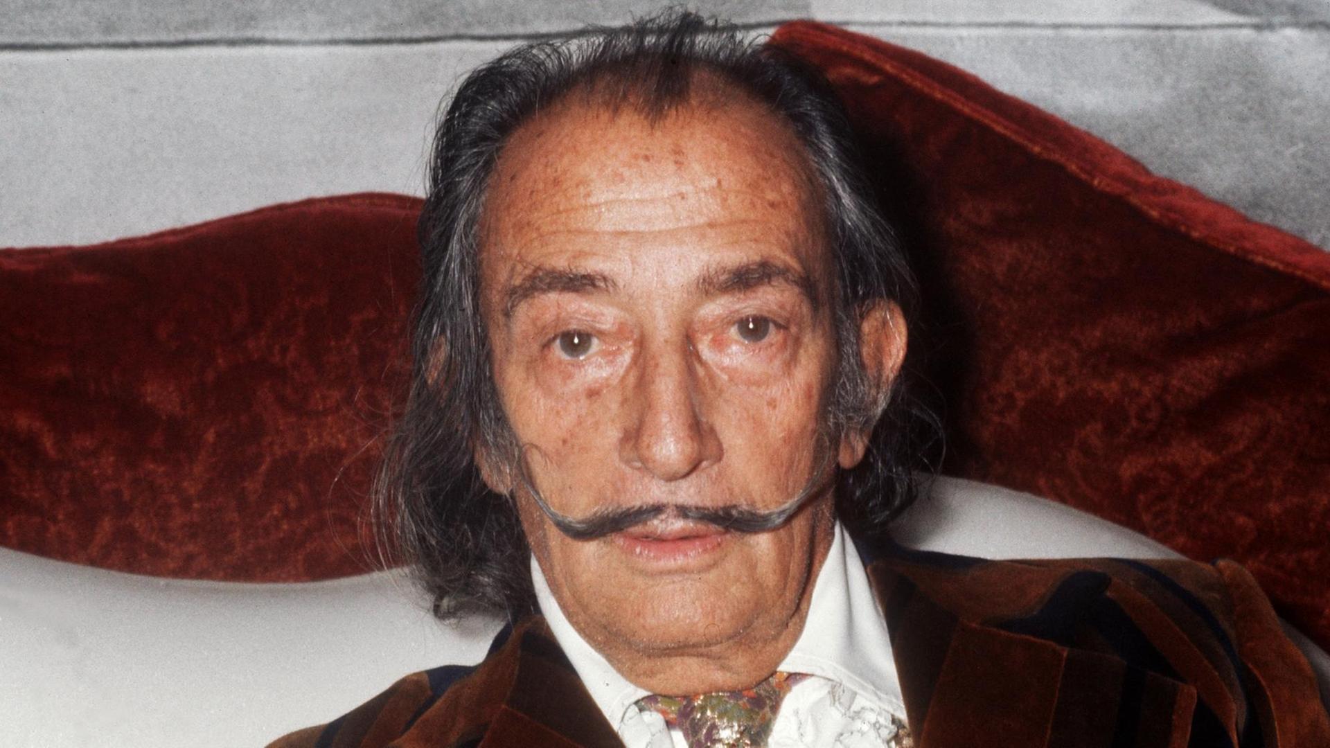 Der spanische Maler Salvador Dali Ende 1972 bei einem Besuch in Paris.