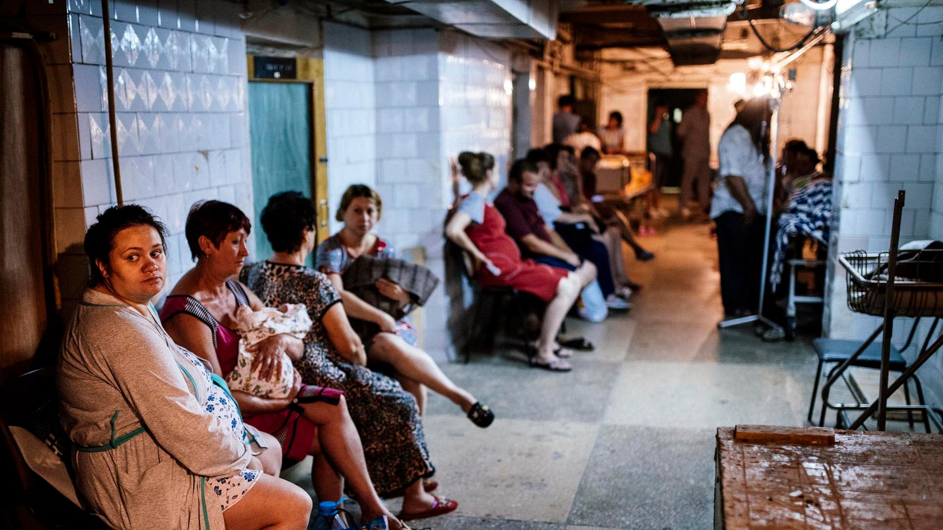Menschen am 10. August 2014 in einem Schutzraum in einem Krankenhaus in der umkämpften Großstadt Donezk, Ostukraine.