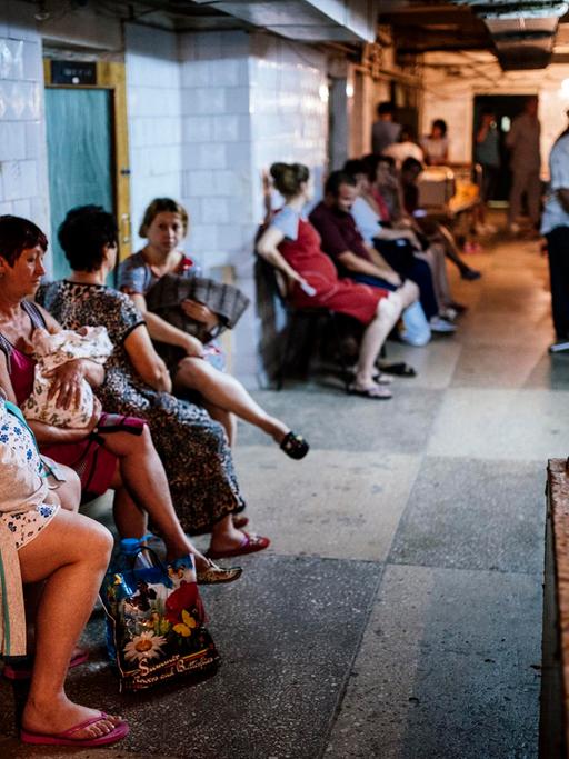 Menschen am 10. August 2014 in einem Schutzraum in einem Krankenhaus in der umkämpften Großstadt Donezk, Ostukraine.