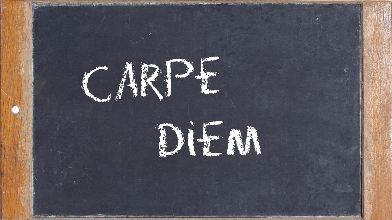 Alte Schultafel mit Aufschrift "CARPE DIEM" | Verwendung weltweit, Keine Weitergabe an Wiederverkäufer.