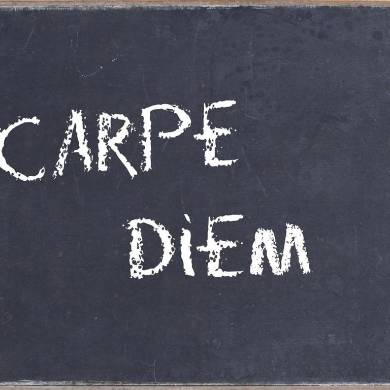 Alte Schultafel mit Aufschrift "CARPE DIEM" | Verwendung weltweit, Keine Weitergabe an Wiederverkäufer.