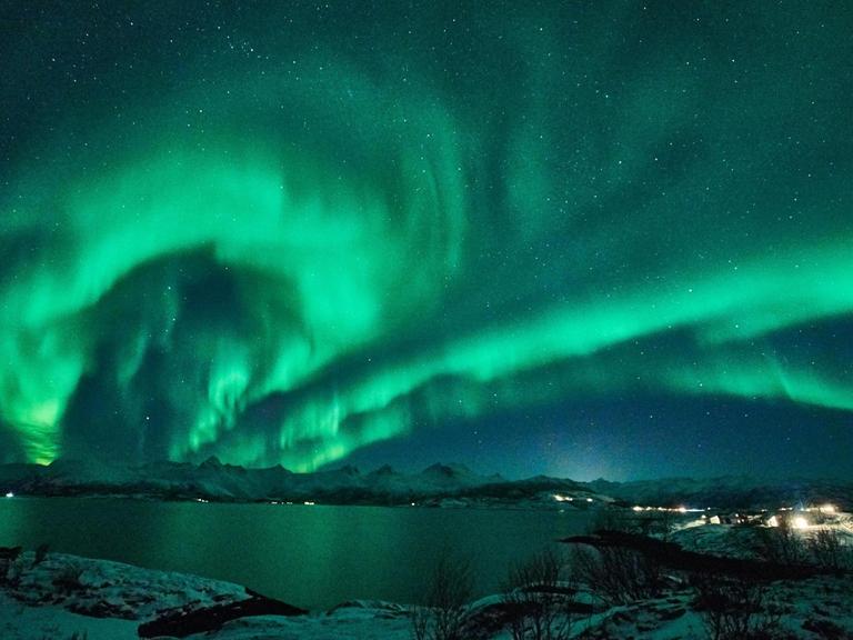 Eine aurora borealis, Nordlicht am Polarkreis.