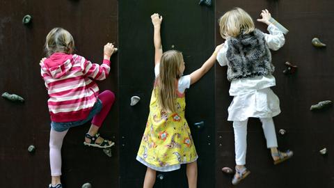Kinder an einer Kletterwand in Hamburg