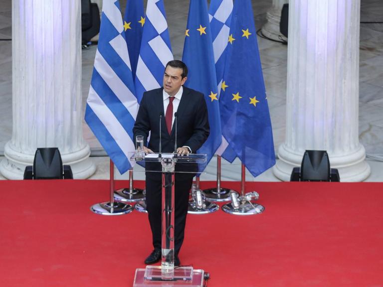 Der griechische Premierminister Alexis Tsipras bei einer Rede in Athen, bei der er eine rote Krawatte trägt