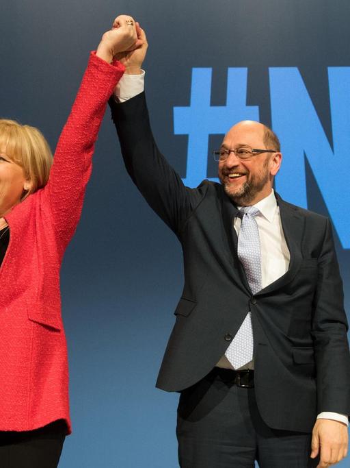 Der Parteivorsitzende der SPD Martin Schulz und Ministerpräsidentin Hannelore Kraft heben am 02.04.2017 in Essen (Nordrhein-Westfalen) gemeinsam ihre Hand. Die NRW-SPD startet die "heiße Phase" des Wahlkampfes für die Landtagswahl in NRW. Foto: Bernd Thissen/dpa +++(c) dpa - Bildfunk+++
