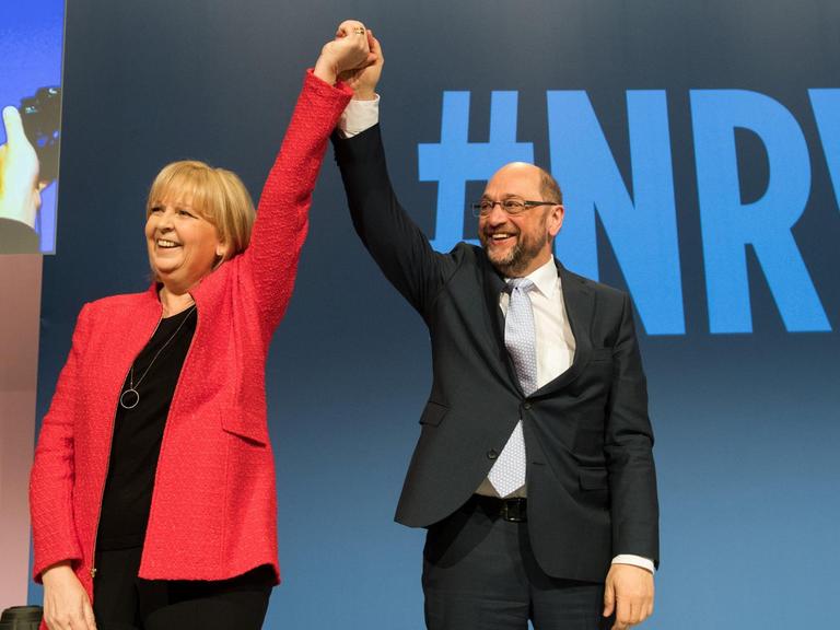 Der Parteivorsitzende der SPD Martin Schulz und Ministerpräsidentin Hannelore Kraft heben am 02.04.2017 in Essen (Nordrhein-Westfalen) gemeinsam ihre Hand. Die NRW-SPD startet die "heiße Phase" des Wahlkampfes für die Landtagswahl in NRW. Foto: Bernd Thissen/dpa +++(c) dpa - Bildfunk+++