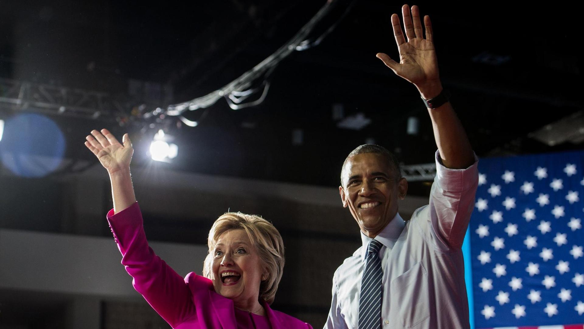 US-Präsident Barack Obama und die demokratische Präsidentschaftskandidatin Hillary Clinton bei einer Wahlkampfveranstaltung in Charlotte, North Carolina.