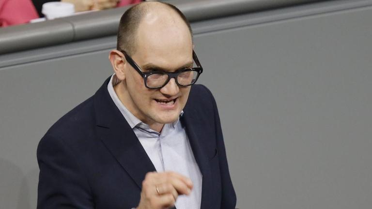 Der Bundestagsabgeordnete Janosch Dahmen (Grüne) während einer Rede. Der Bundestagsabgeordnete Janosch Dahmen (Grüne) während einer Rede.