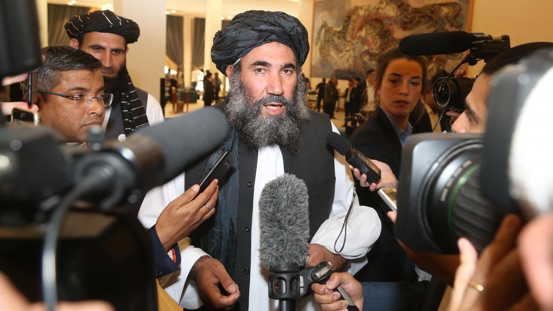 In Doha spricht Mullah Abdul Salam Zaeef, Anführer der Taliban, zu Journalisten.