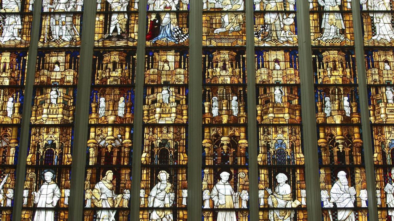 Glasmalereien mit mittelalterlichen Motiven im Altenberger Dom.