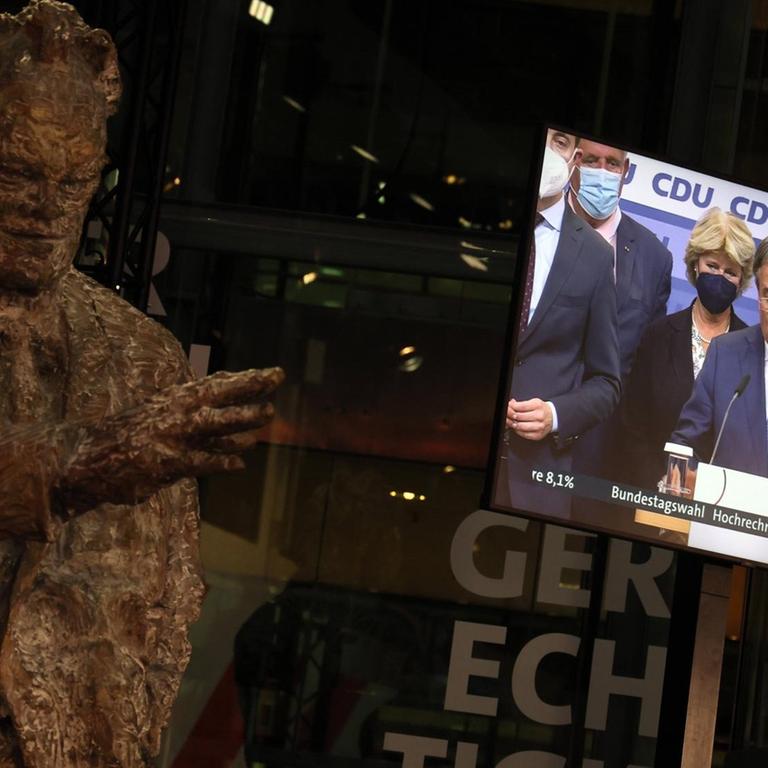 Monitor mit Armin Laschet neben der Statue von Willy Brandt beim Wahlabend zur Bundestagswahl im Willy-Brandt-Haus der SPD in Berlin